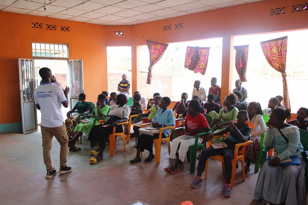 Un animateur d'AVID lors d'une session de formation avec des membres de la communauté dans le littoral du lac Tanganyika.