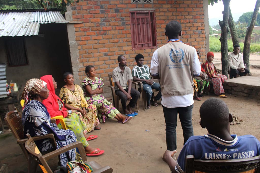 Jeunes et femmes participant à un groupe de dialogue pour la paix organisé par AVID près du lac Tanganyika