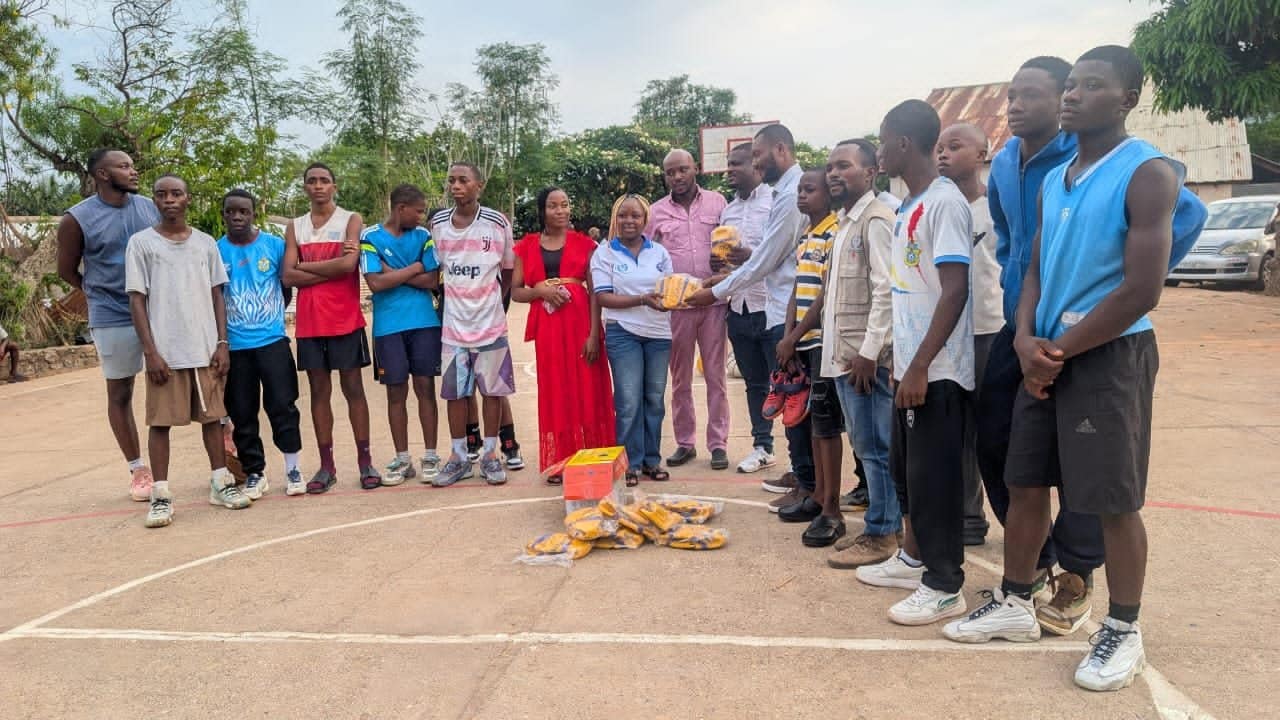 Remise de ballons de basketball par AVID asbl aux jeunes de l'Entente sportive d'Uvira dans le cadre du projet Play for Gender, octobre 2026
