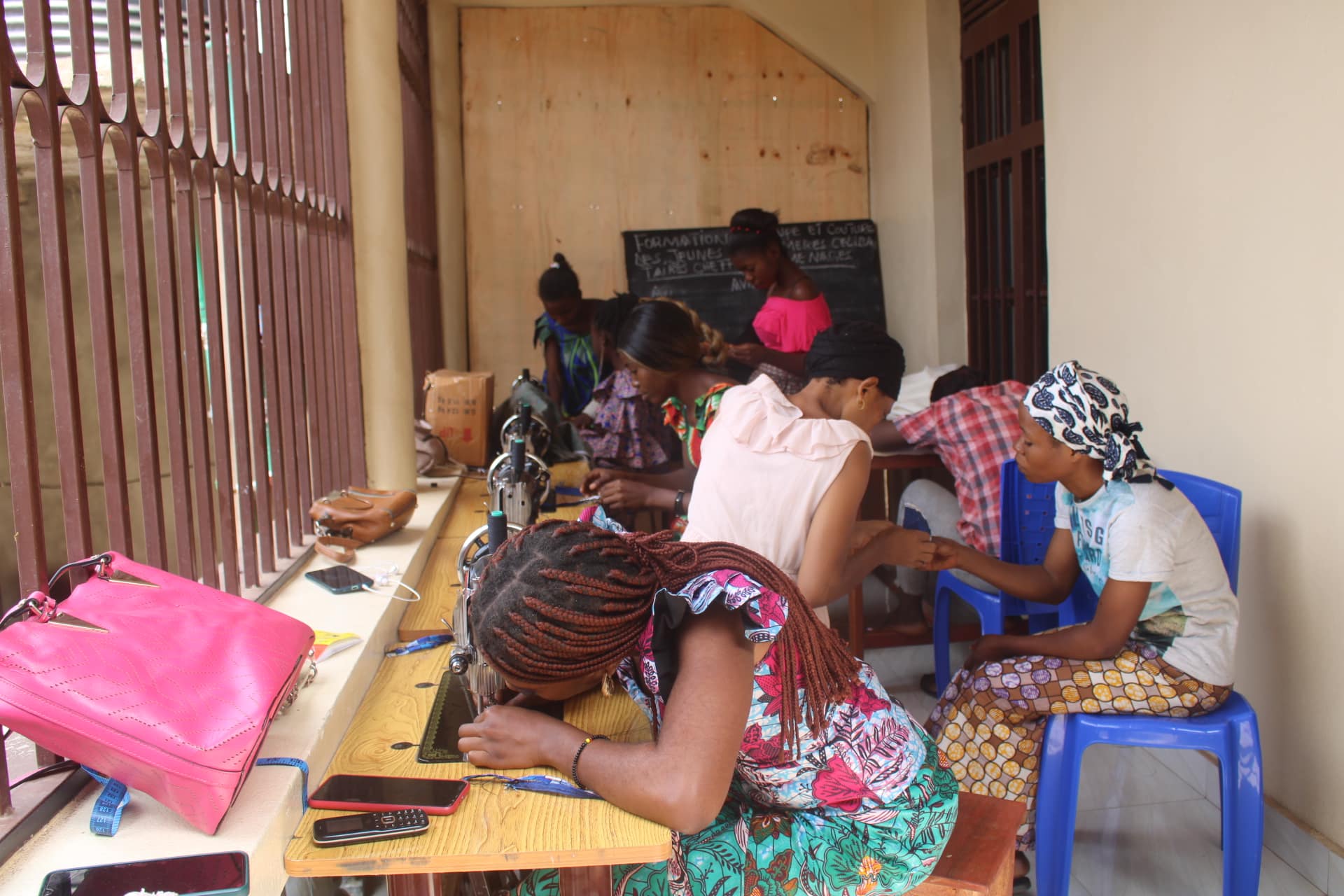 La formation en coupe et couture aux jeunes filles-mères célibataires cheffes des ménages âgées de moins de 25 ans ; vers une solution à leurs problèmes