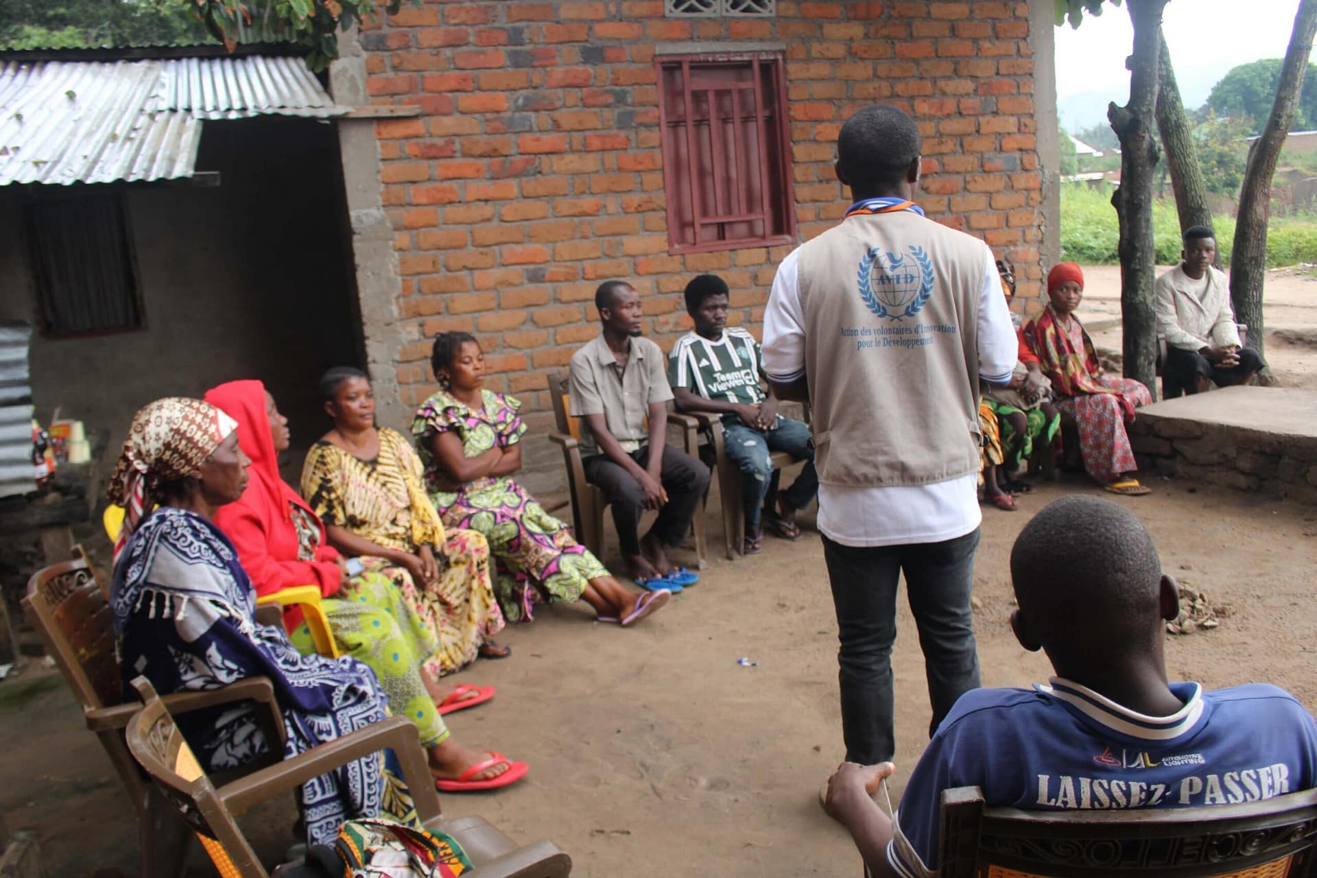 Jeunes et femmes participant à un groupe de dialogue pour la paix organisé par AVID près du lac Tanganyika
